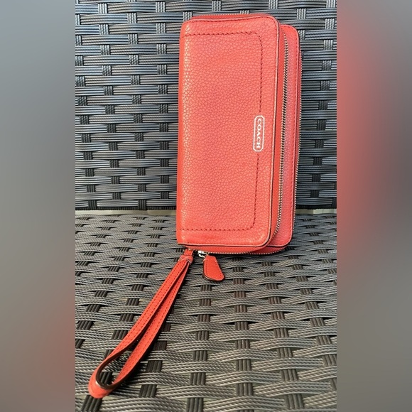 COACH WALLET,Coach Orange Leather Wristlet. - Picture 2 of 13